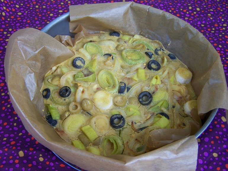 Socca met prei, hartige taart, plantaardig, vegetarisch, veganistisch, zonder ei, zonder melk, glutenvrij, zonder soja