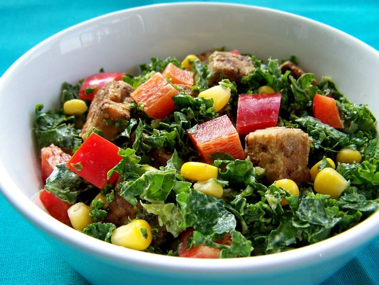 Salade met miso-tahindressing, vegan