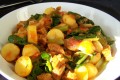 Spinazie-tomatenschotel met vegaworst en aardappeltjes, vegetarisch, veganistisch, plantaardig, zonder zuivel, zonder ei
