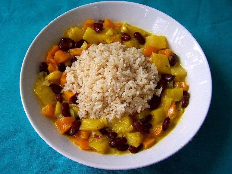 Curry met kokosmelk, bonen en mango, vegetarisch, veganistisch