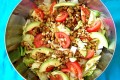 pastasalade met tomaat, tempeh, avocado en pijnboompitten, vegetarisch, veganistisch