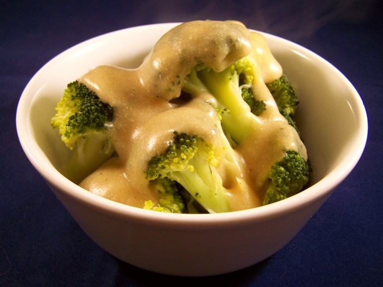 Broccoli met kaassaus, veganistisch, zonder melk