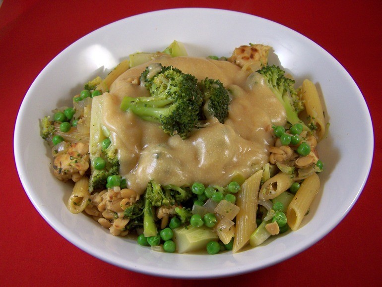 Kruidige pasta met tempeh, broccoli en saus, veganistisch