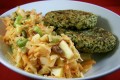 Koolraap-appel salade met spinazie-rijstburgers, veganistisch