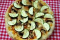 Vegan pizza met Cheezly, courgette, champignons en knoflook