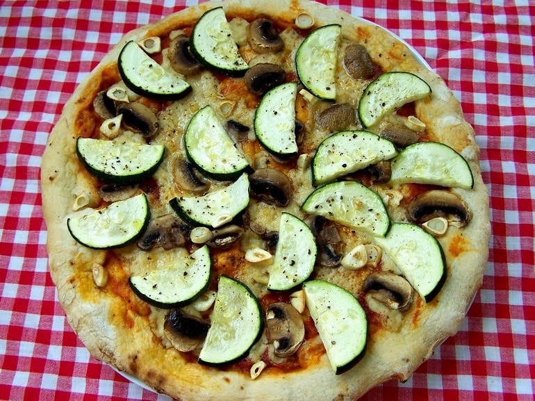 Vegan pizza met Cheezly, courgette, champignons en knoflook