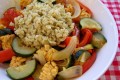 Ratatouille salade met tempeh en pestorijst, vegan