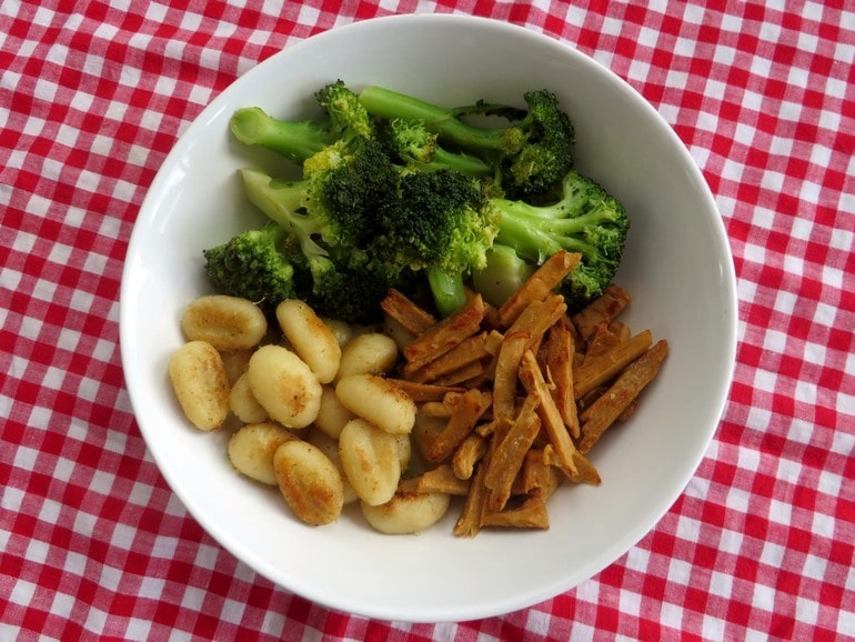 Gebakken gnocchi met broccoli en roerbakreepjes, vegan