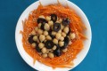 Kikkererwten-wortelsalade met olijven en sesam, vegan