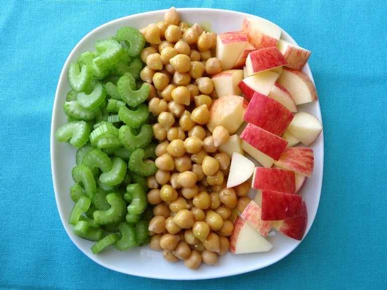 Appel-bleekselderij salade met kikkererwten, vegan