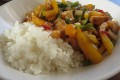 Zoetzure groente met kipstukjes en rijst, vegan
