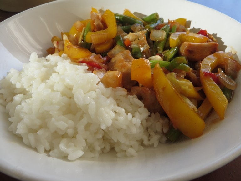 Zoetzure groente met kipstukjes en rijst, vegan