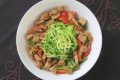 Thaise curry met courgette noodles en kipstukjes, vegan