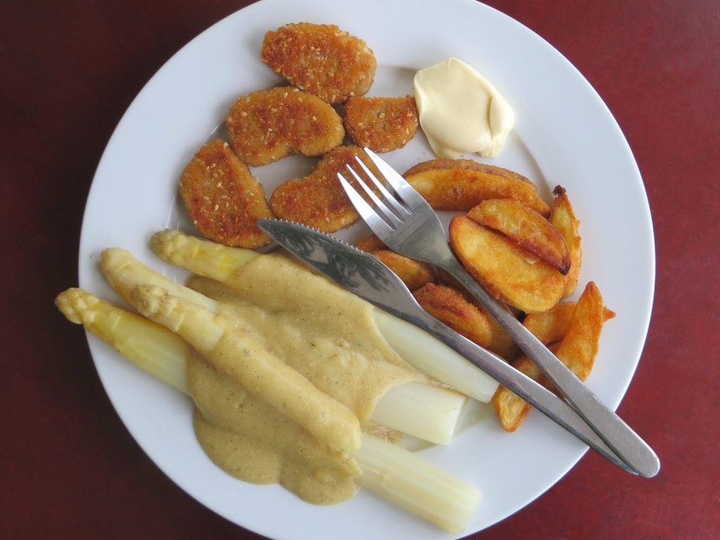 Asperges met vegan kaassaus, Tivall nuggets, aardappelwedges en Mayolijn