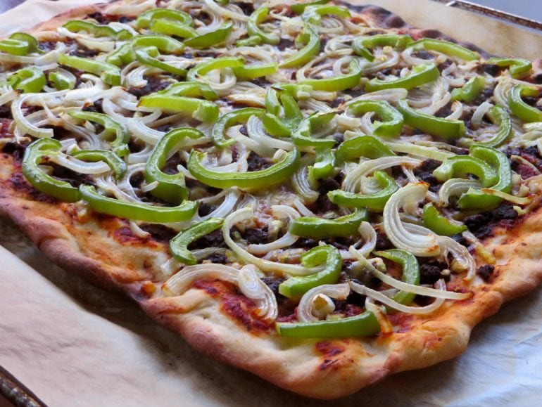 Vegan pizza met gekruid gehakt, vegan