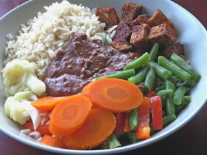 Tempeh manis met pindasaus en groente, vegan