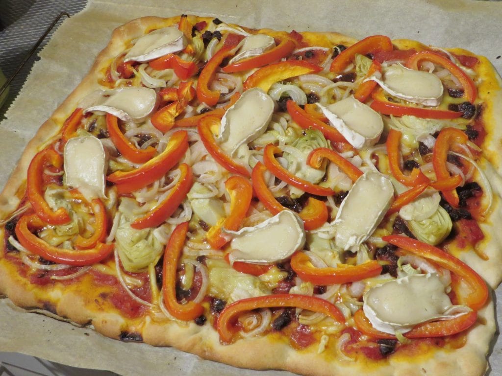Pizza met cashewbrie, vegan