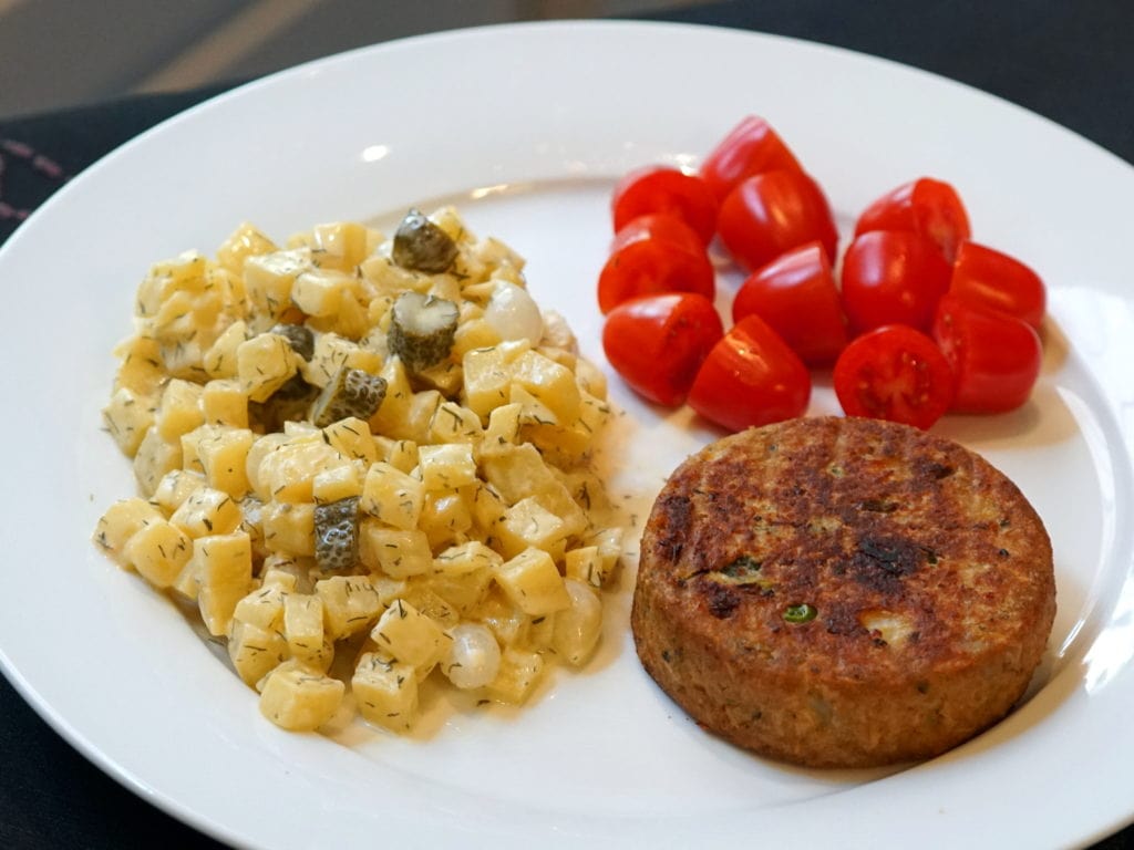 Gele bietensalade met augurk en zilveruitjes