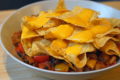 Vegan loaded nacho's met zelfgemaakte vegan kaassaus